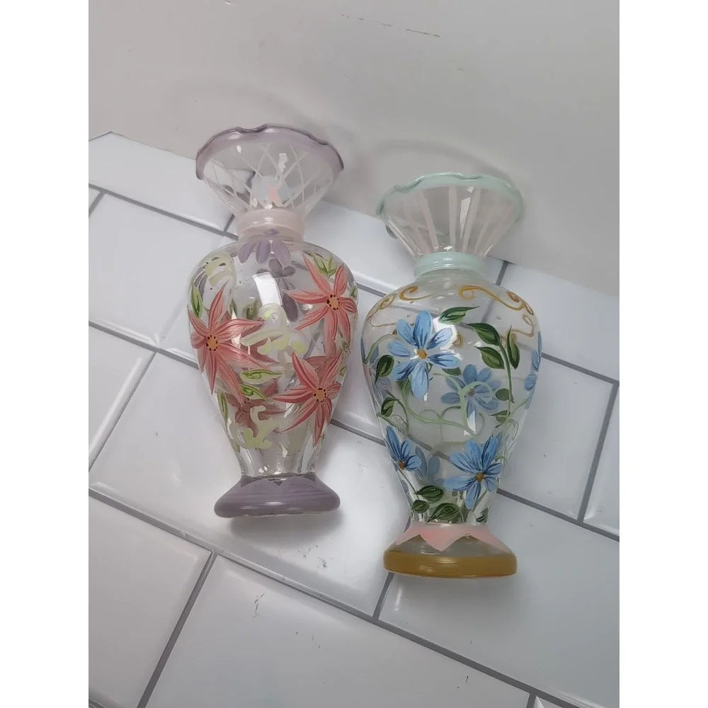 Set of 2 Tracy Porter Hand Painted Art Glass Floral Vases Scalloped Rim 6.5